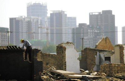 2009年6月11日，大望京村，一名工作人员在拆除旧房屋。大望京村旧村民房腾退全部完成。资料图片/新京报记者薛珺摄