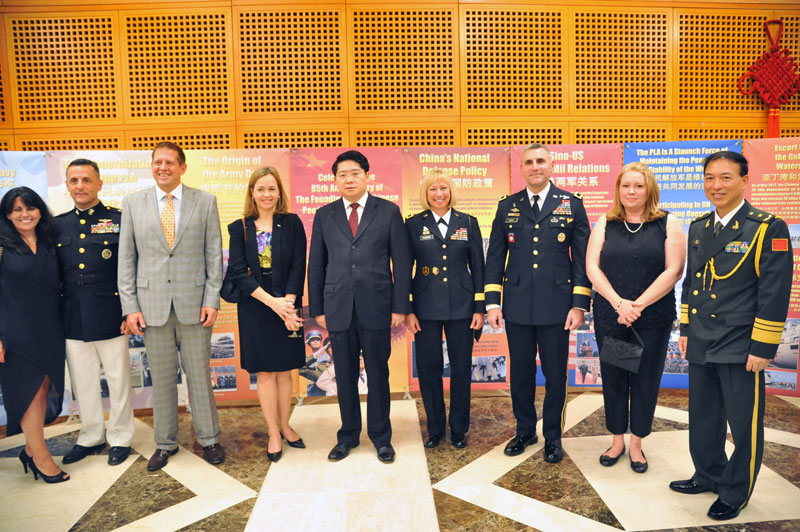 图为中国驻美国大使馆临时代办邓洪波(左五)、中国驻美国大使馆国防武官徐南烽少将(右一)与来访嘉宾合影。