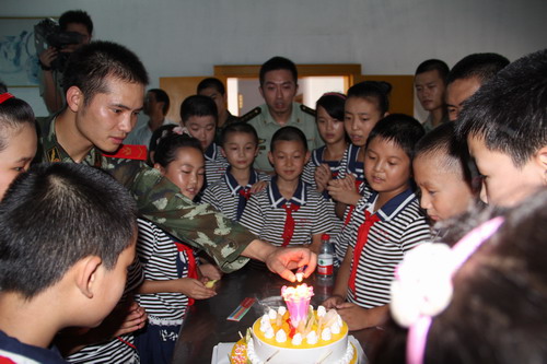 合川:武警中队邀请农村留守儿童作客警营