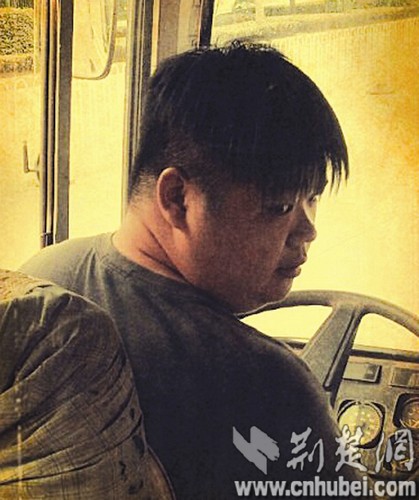 图为:小胖司机回头一瞬(微博截图)
