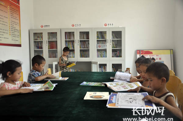 北关村五年级学生王佳莹和同学一起来到本村的农家书屋读书学习。 王超 摄
