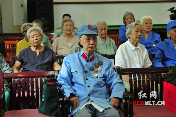 湖南省军区领导慰问驻长离退休老干部(图)