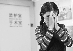 患者家属在手术室门口祈祷手术顺利完成.信息时报记者 朱元斌 摄