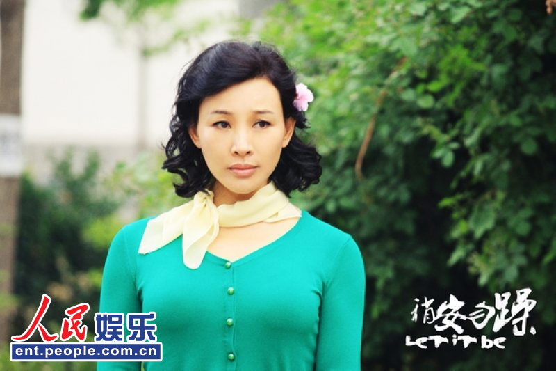 《稍安勿躁》首曝电影片段 陈冲对镜剪旗袍秀