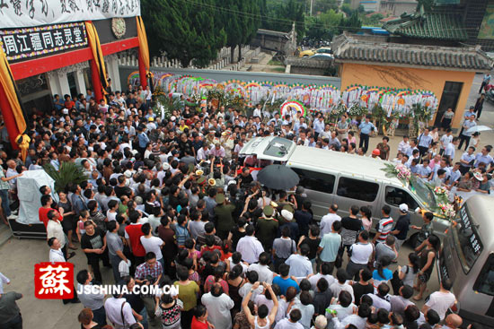 千余位市民来到周江疆追悼会现场,为他送行。
