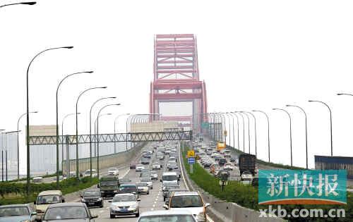 新光大桥每天上下班高峰期非常拥堵.王飞/摄