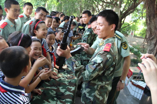 合川:武警中队邀请农村留守儿童作客警营