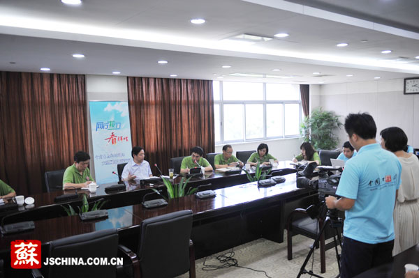 南通市委书记丁大卫接受新华日报、中国江苏网、南通日报、南通网的联合采访。