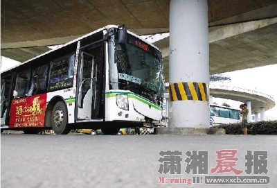 昨日,浦沅立交桥,公交车撞上桥墩,车头已变形。图/李坤