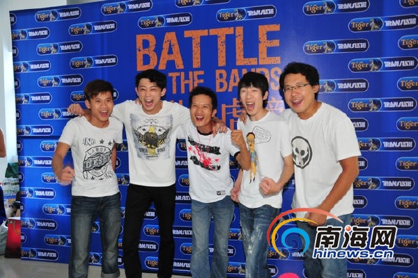 斑马线乐队在后台 （ 南海网见习记者 刘莎 摄）