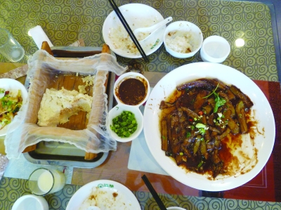 食客走后,餐桌上的剩菜.