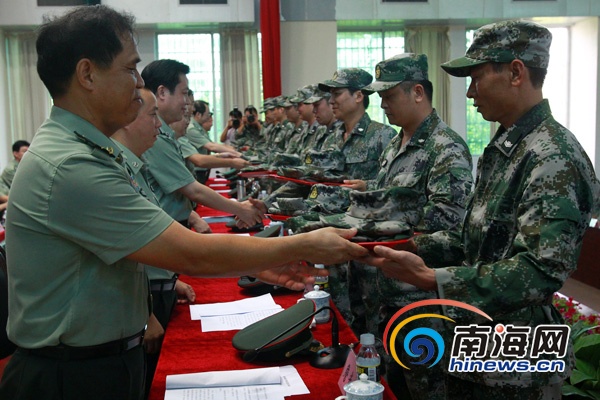 预备役士兵代表登台接领新装(南海网记者陈望摄)