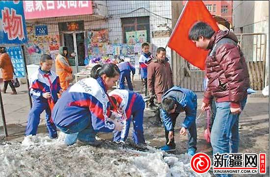 　　该校学生参加学雷锋活动。（图由学校提供）
