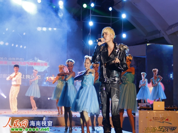 歌手阿正演唱《海口恋歌》