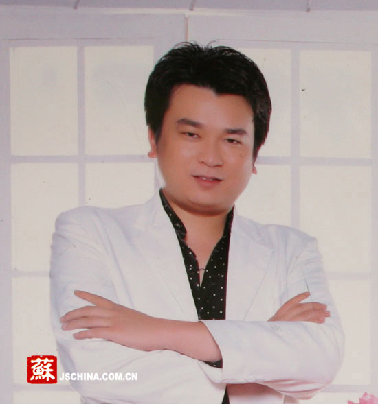 帅气的周江疆。