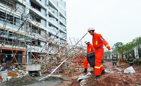 重庆一7层高脚手架瞬间垮塌 5名工人跳上平台逃生 