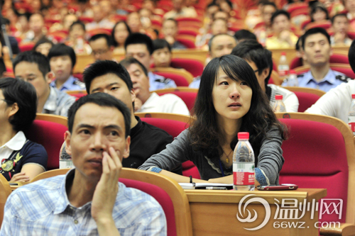 不少听众听了吴斌的事迹后热泪盈眶 杨冰杰/摄