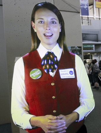 纽瓦克机场新推虚拟客服员 诡异盯着旅客看