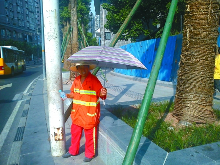 倒霉:烈日下遇车祸摔伤 感动:有人为他撑伞遮阳