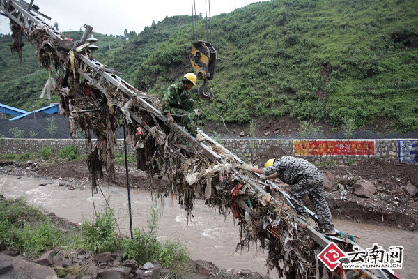 云南宣威暴雨致塔倒杆淹 供电部门全力抢修(图