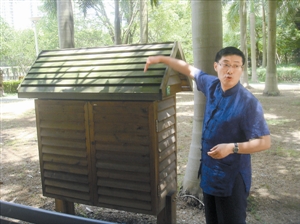 ▲李庆明在介绍校园内的储书箱。