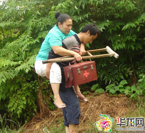 ????周月华在丈夫背上出诊，一走就是20年。 受访者供图 华龙网 发