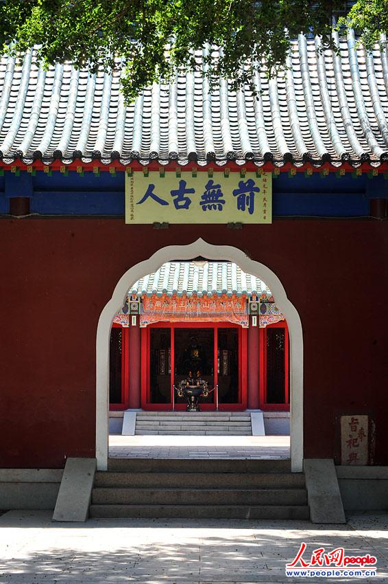 延平郡王祠是三进双护龙建筑，入口“前无古人”木匾。（摄影：翁奇羽）