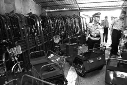 今晨查获的非法制造电动三轮车的大型窝点 晚报记者 龚星 现场图片