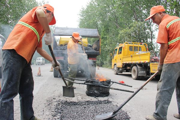 凤台:公路养护工人奋战酷暑一线(图)