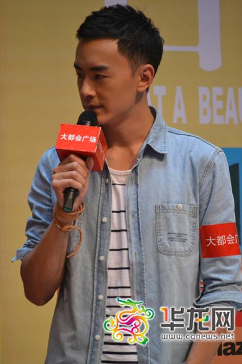 剪了短发的郑元畅出现