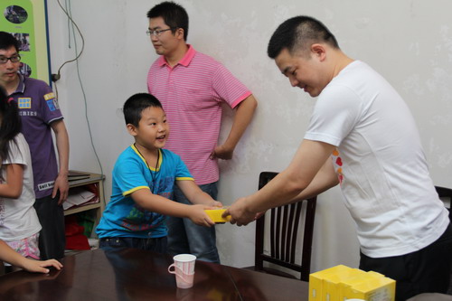 大学生暑期三下乡 关爱留守儿童成长_资讯频道