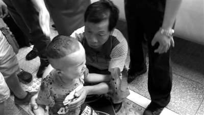 男童从动车上掉下来