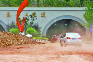 慈母山隧道以及连接道峡江路,未真正贯通