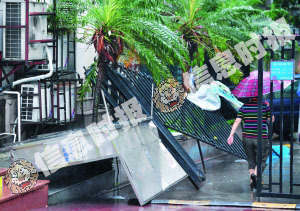 　江南大道南村围院门前的信报箱和铁栏杆被吹倒。