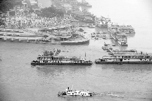 7月24日,许多市民在重庆朝天门码头观望长江洪峰通过主城区  新华社