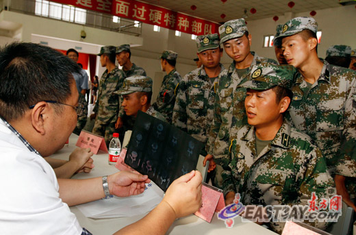 上海援疆医疗队慰问驻喀部队官兵组图