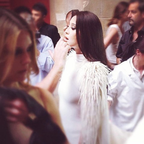 范爷后台上妆中。