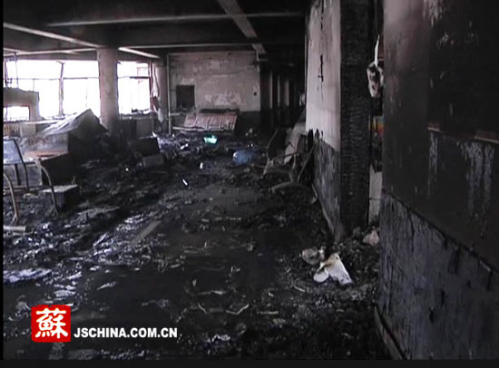 大火后,位于烟台的通州建总集团十分公司一片狼藉。