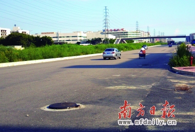 松福大道施工沿线设置了很多标识和围档，但不少社会车辆为图便利强行通行。