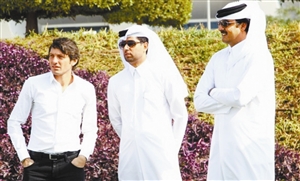 石油大佬出手阔绰，体育经理莱昂纳多（左）也花得畅快。