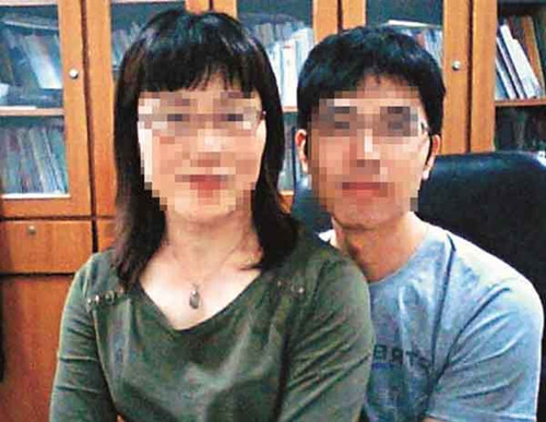 邹某发布的两人图片