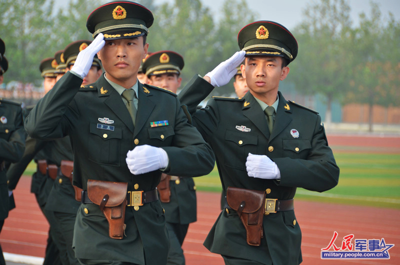 高清组图:装甲兵工程学院2012届学员毕业典礼