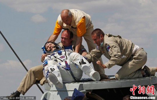 俄罗斯联盟号返回地球 宇航员顺利出仓