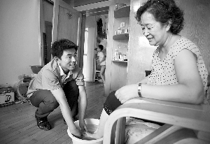 到"给父母洗脚"