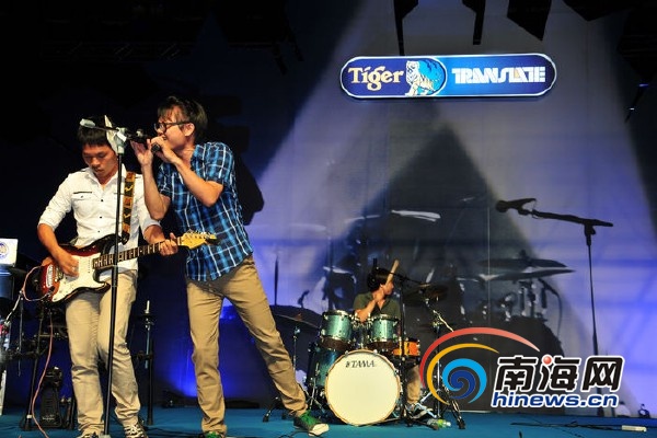 老爸茶乐队献唱演唱 （ 南海网见习记者 刘莎 摄）