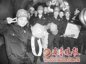 　　◥地铁施工人员点鞭炮庆祝汇中区间段双向贯通。蓝娜娜　摄