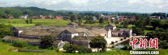 围龙屋磐安围侧面全景。