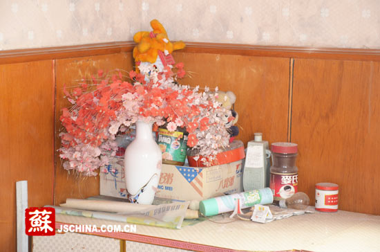 桌上杂乱的物品依稀可见周江疆儿时生活的场景。