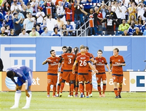 在对阵切尔西的热身赛中，巴黎圣日耳曼的球员们庆祝进球