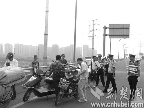 图为:交警现场查处违法电动车
